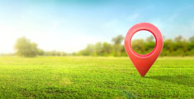 Yeryüzündeki konum iğnesi ikonu ve emlak satışı veya emlak yatırım konseptindeki yeşil çimlerle satılık arazi, aile için yeni bir ev almak - 3 boyutlu büyük reklam tabelası. Arazi yönetimi.