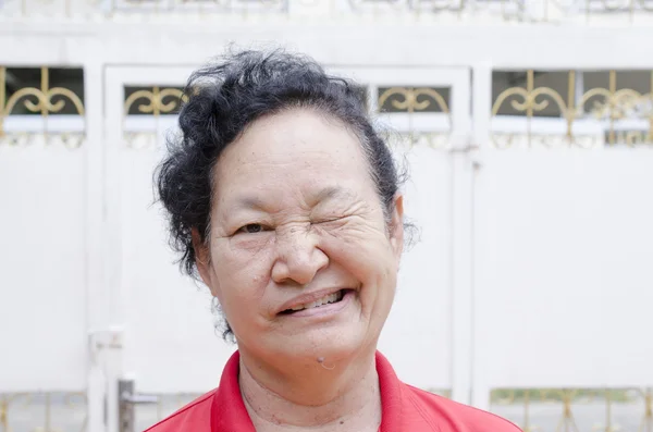 Ázsiai idősek nő vicces arc portréja — Stock Fotó