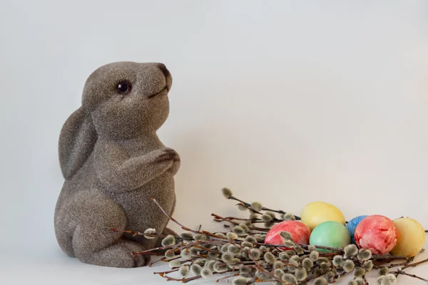 Tavşan yanında yalan Paskalya yumurtaları