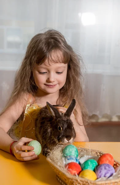 Paskalya tavşanı ile oynayan kız