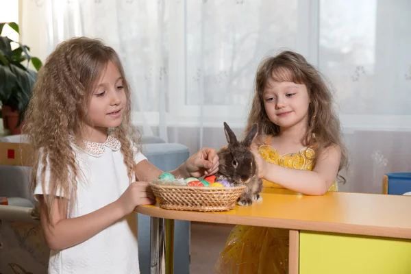  Paskalya tavşanı ile oynayan iki kız kardeş