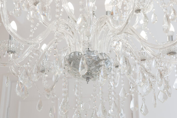 Красная люстра крупным планом. 