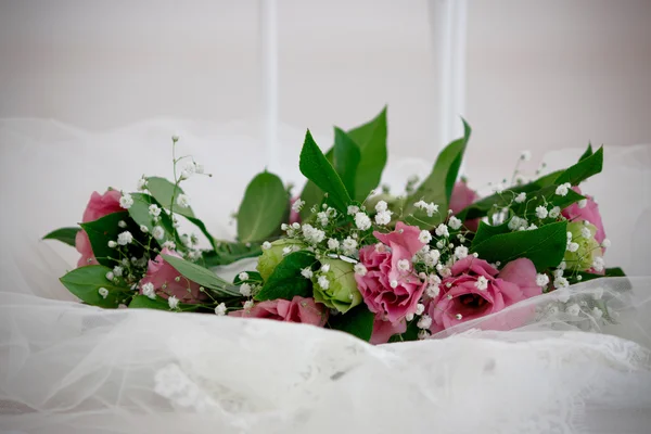 Mumları yalan bir düğün peçe üzerinde pembe çiçekler