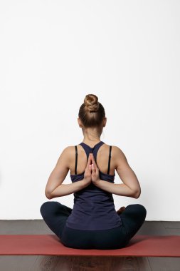 yoga egzersizleri evde kadınlar