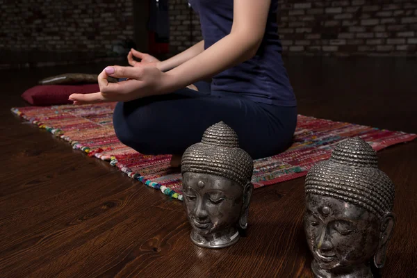 Kadın çalışma yoga egzersiz