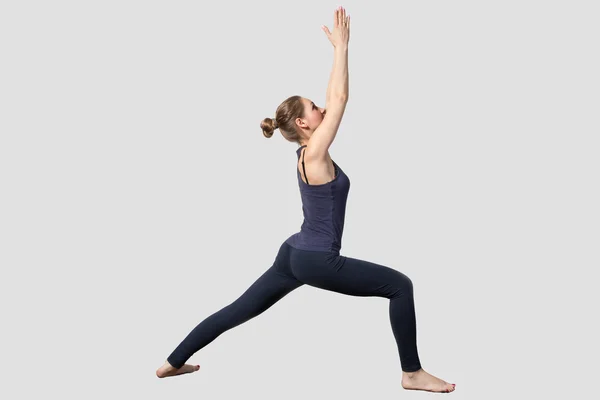 Mujer haciendo yoga — Foto de Stock