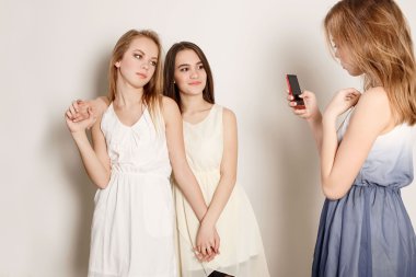 Kızlar evde selfie alarak smartphone ile