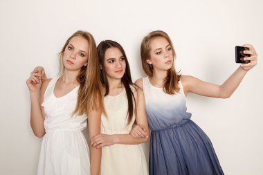 Kızlar evde selfie alarak smartphone ile
