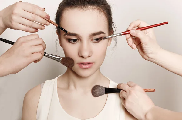 çekici genç kadının makyaj yapması 