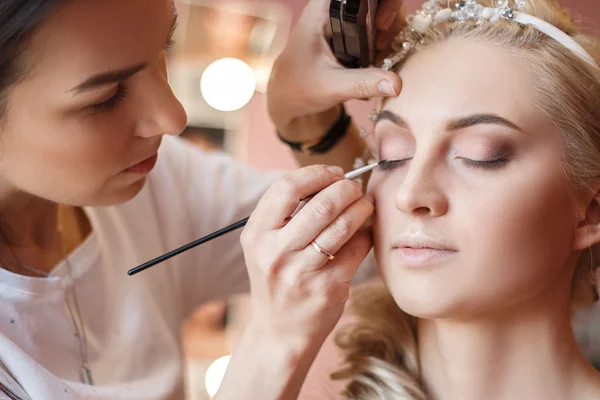 Visagist doet make-up voor foto 's — Stockfoto