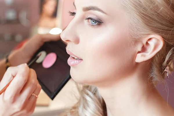 Fotoğraf için makyaj makyaj sanatçısı