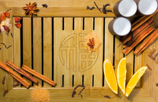 koyu ahşap masa üzerinde baharatlar ile çay