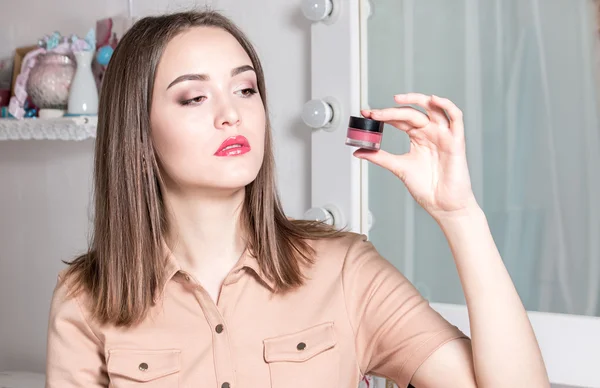 Güzellik kız makyaj fırçaları ile. Doğal makyaj kahverengi gözlü esmer kadın için. Güzel yüzüm. Makyaj. Mükemmel cilt. Makyaj uygulamak