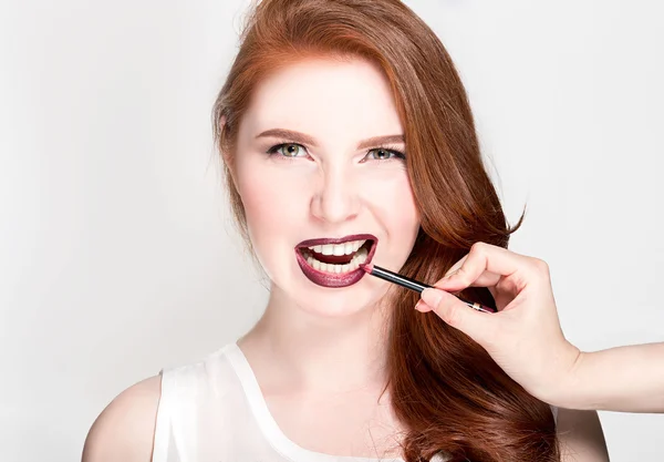 Güzellik kız makyaj fırçaları ile. Doğal makyaj kahverengi gözlü esmer kadın için. Güzel yüzüm. Makyaj. Mükemmel cilt. Makyaj uygulamak