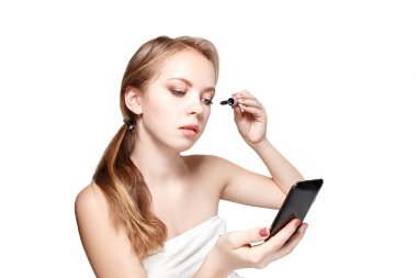 Güzellik kadını makyaj uygulamak. Aynaya bakıyorum ve maskara ile kozmetik uygulama güzel kız