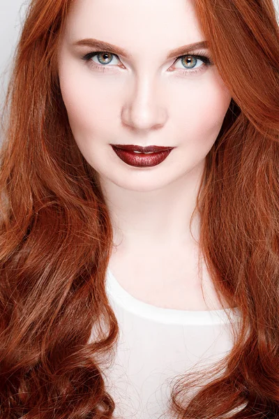 Retuszować studio uroda portret kaukaski dziewczyny rude kręcone włosy, jasny makijaż — Zdjęcie stockowe