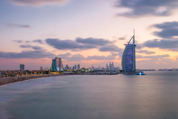 Burj Al Arab e Jumeirah Beach Hotel ao pôr do sol — Fotografia de Stock