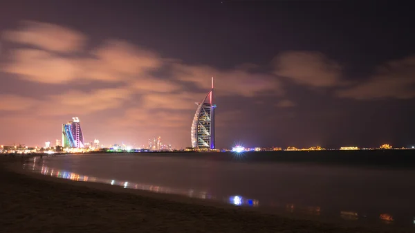 Burj Al Arab e Jumeirah Beach Hotel ao entardecer — Fotografia de Stock