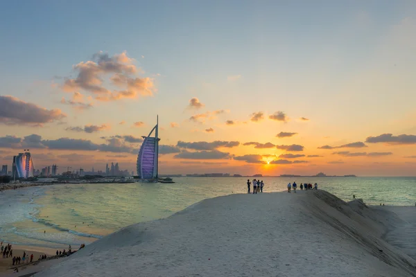 Burj Al Arab e Jumeirah Beach Hotel ao pôr do sol — Fotografia de Stock