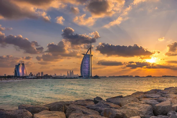 Burj Al Arab e Jumeirah Beach Hotel ao pôr do sol — Fotografia de Stock