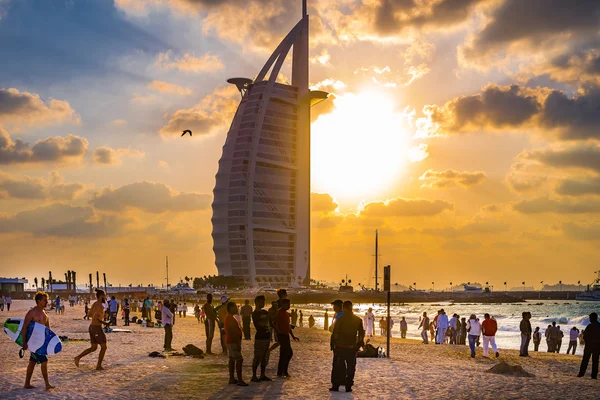 Praia lotada de Jumeirah Marina no dia ensolarado, Dubai . — Fotografia de Stock