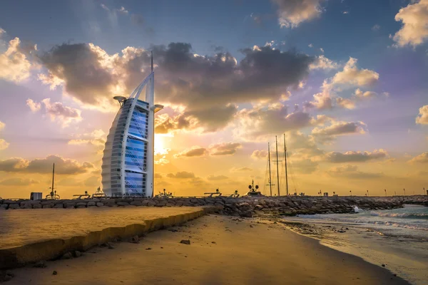 Burj Al Arab e marina ao pôr do sol, Dubai — Fotografia de Stock