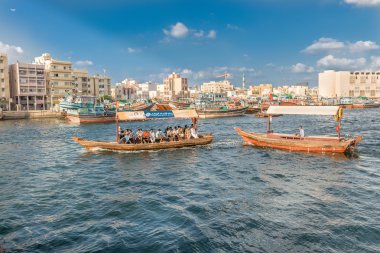 Dubai, Birleşik Arap Emirlikleri ünlü dere geçerken su taksi
