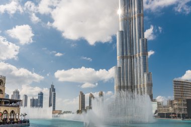 Uluslararası Dubai Kongre ve Sergi Sarayı ve çeşmeler Uluslararası Dubai Kongre ve Sergi Sarayı göl kenarında