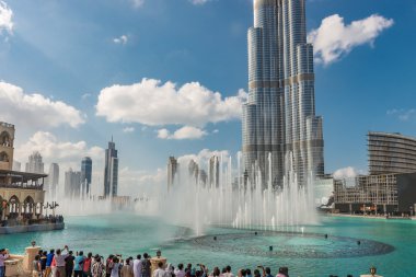 Uluslararası Dubai Kongre ve Sergi Sarayı ve çeşmeler Uluslararası Dubai Kongre ve Sergi Sarayı göl kenarında