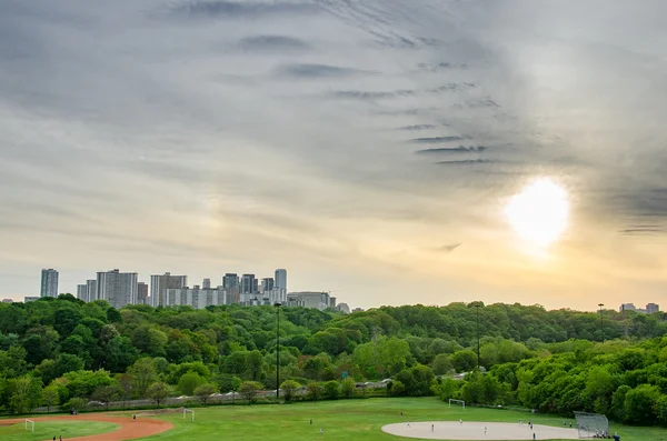 Bahar gün batımı ile Downtown Toronto manzarası
