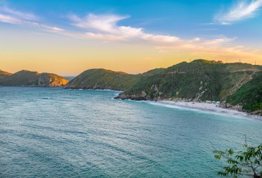 Kristal ve turkuaz günbatımı Pontal plajlarına Atalaia yap, Arraial Cabo, Rio de Janeiro, Brezilya.