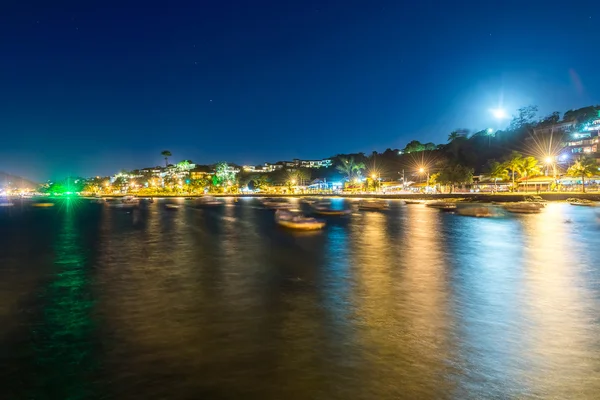 The city in twilight time with blurry boats — Stock Photo, Image