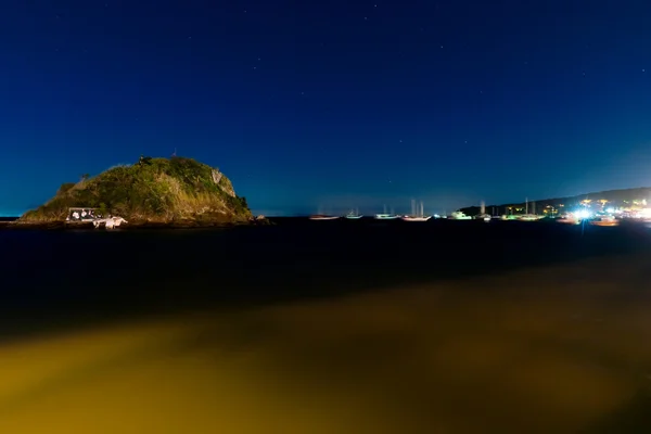 Veleros borrosos en la puesta del sol crepúsculo de la noche — Foto de Stock