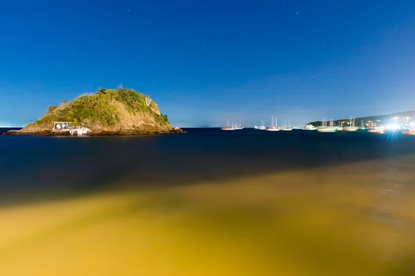 Veleros borrosos en la puesta del sol crepúsculo de la noche — Foto de Stock