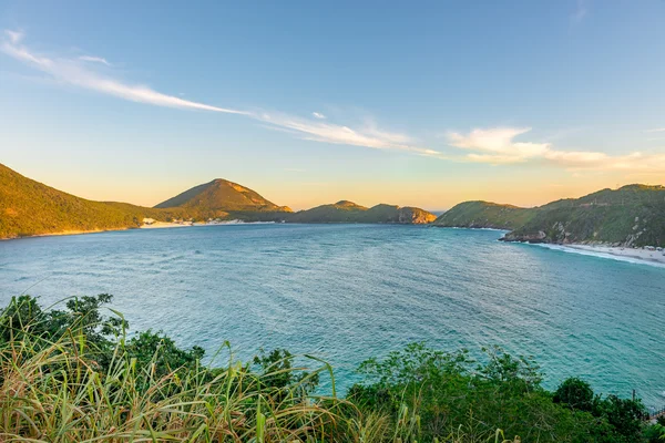 Puesta de sol en las cristalinas playas de Pontal do Atalaia — Foto de Stock