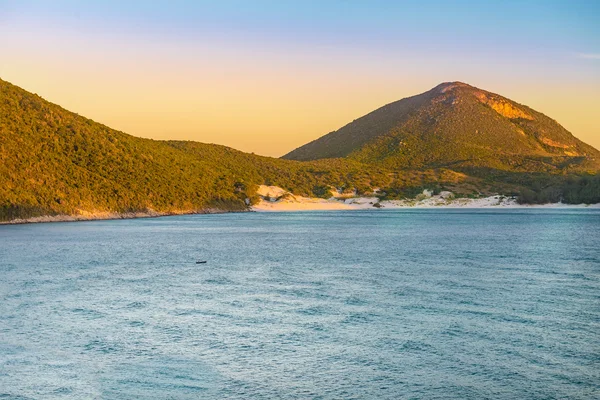 Puesta de sol en las cristalinas playas de Pontal do Atalaia — Foto de Stock