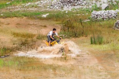 Off Road 4 x 4 dört kiralama yoluyla çamurlu su üzerinde