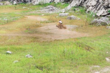 Minas Gerais, Brezilya, Aralık, 27 - 2015: adam doğada git yoldan bir quad bisiklet ralli çamurlu su kırsal kesimde.