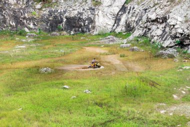Minas Gerais, Brezilya, Aralık, 27 - 2015: adam doğada git yoldan bir quad bisiklet ralli çamurlu su kırsal kesimde.