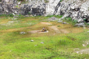 Minas Gerais, Brezilya, Aralık, 27 - 2015: adam kapalı bir yol zevk doğada kırsal bir çamur göl üzerinden dört kiralama.