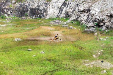Minas Gerais, Brezilya, Aralık, 27 - 2015: adam doğada git yoldan bir quad bisiklet ralli çamurlu su kırsal kesimde.