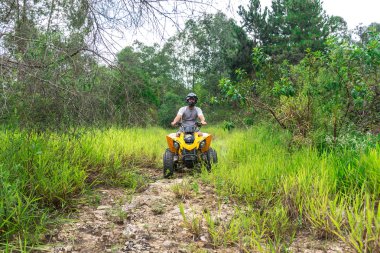 Adam bir kapalı yol zevk doğada dört Kiralama 