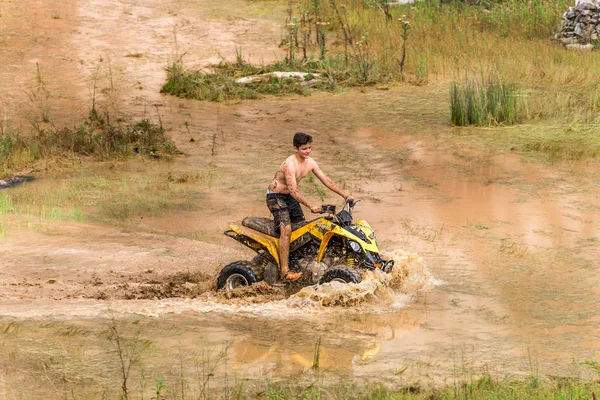 Off road em quadriciclo rali sobre a poça de lama — Fotografia de Stock