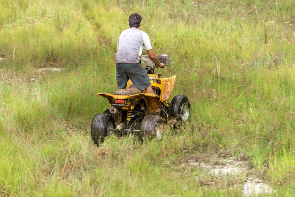 Geländewagen auf Allrad-Quad durch Schlammpfütze — Stockfoto