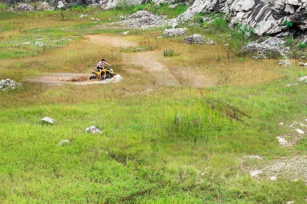Minas Gerais, Brezilya, Aralık, 27 - 2015: adam kapalı bir yol zevk doğada dört kiralama araç kırsal kesimde.