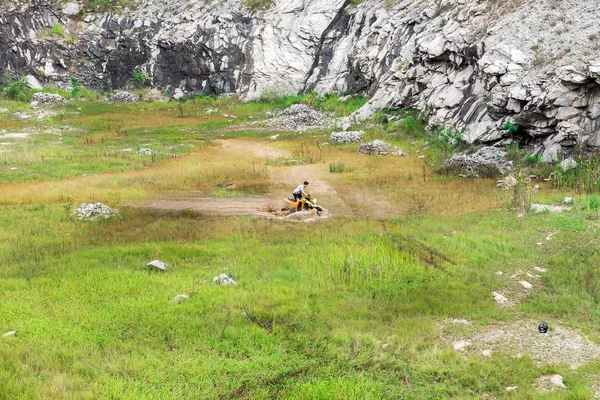 Minas Gerais, Brezilya, Aralık, 27 - 2015: adam doğada git yoldan bir quad bisiklet ralli çamurlu su kırsal kesimde.