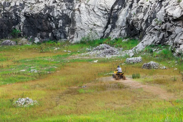 Minas Gerais, Brezilya, Aralık, 27 - 2015: adam kapalı bir yol zevk doğada dört kiralama araç kırsal kesimde.