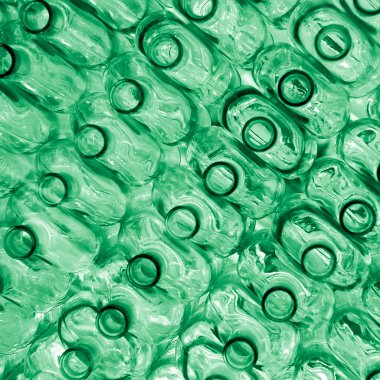 Büyük grup boş yeşil renk geri dönüşümlü cam şişeler