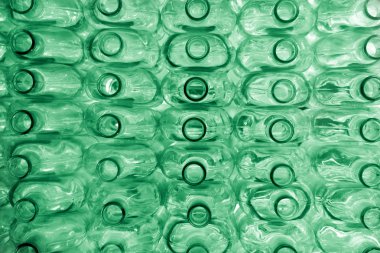 Büyük grup boş geri dönüşümlü cam şişeler