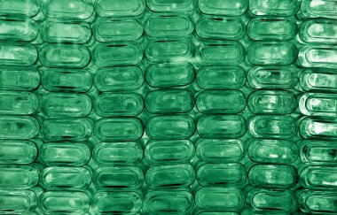 Büyük grup boş geri dönüşümlü cam şişeler